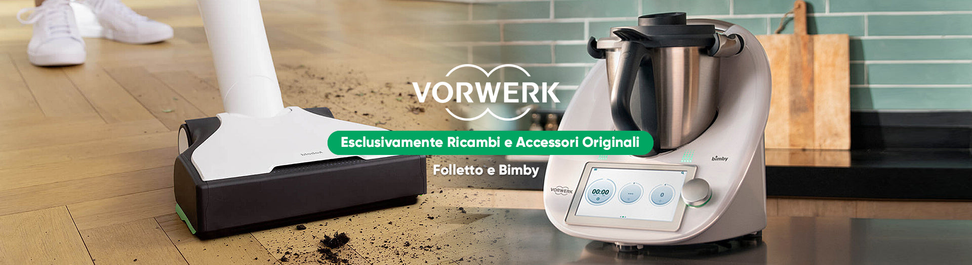 Folletto Vorwerk VK7 s che aspira un pavimento pieno di terreno e un Bimby TM6 su un piano di lavoro in cucina